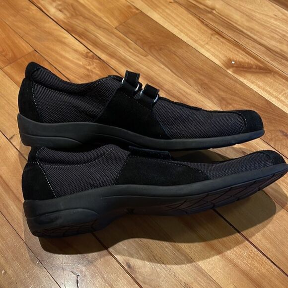 Munro Joliet black fabric/suede strap sneakers. Shock absorbing heel. Size 9 N.